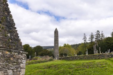 Glendalough, İrlanda 'daki manastır mezarlığı. Wicklow dağlarındaki ünlü antik manastır. 11. yüzyıldan kalma güzel bir mezarlığı var.