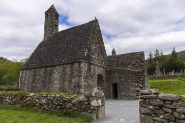 Glendalough, İrlanda 'daki manastır mezarlığı. Wicklow dağlarındaki ünlü antik manastır. 11. yüzyıldan kalma güzel bir mezarlığı var.