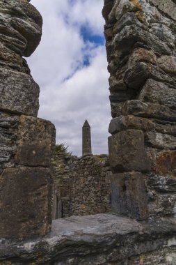Glendalough, İrlanda 'daki manastır mezarlığı. Wicklow dağlarındaki ünlü antik manastır. 11. yüzyıldan kalma güzel bir mezarlığı var.
