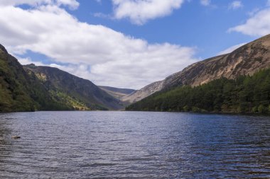 Glendalough 'daki Yukarı Göl, Wicklow, İrlanda.