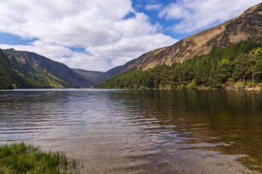 Glendalough 'daki Yukarı Göl, Wicklow, İrlanda.