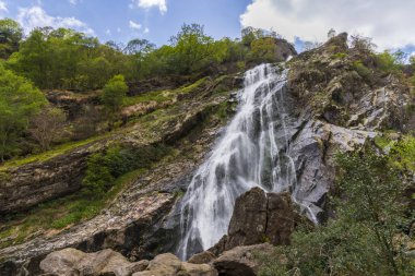 Powerscourt Şelalesi 'nin panoramik manzarası İrlanda' daki Wicklow Dağları eteklerindeki en yüksek şelaleyi gösteriyor..