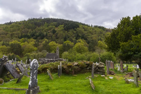 Glendalough, İrlanda 'daki manastır mezarlığı. Wicklow dağlarındaki ünlü antik manastır. 11. yüzyıldan kalma güzel bir mezarlığı var.