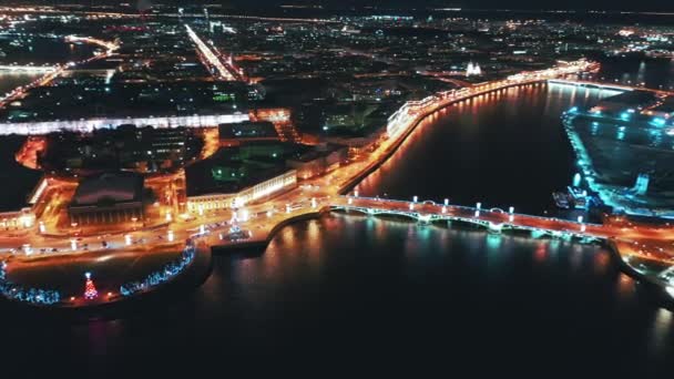 Vista aérea de la Antigua Bolsa de San Petersburgo y Columnas Rostrales, San Petersburgo, Rusia — Vídeos de Stock