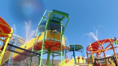 Su parkındaki slaytlara su püskürtme spreyi. Aqua Park geçmişi, Girit, Yunanistan