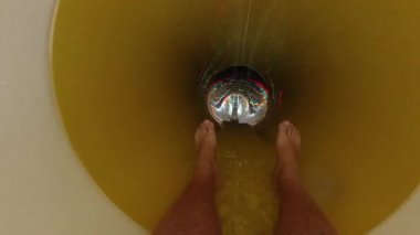 Adam su parkında eğleniyor. Çekimden yavaş çekimde aşağı kayıyor. Onun, Girit 'in ve Yunanistan' ın etrafında çok fazla sıçrama var.