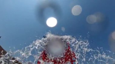 Su parkındaki slaytlara yavaş çekimde su püskürtme spreyi. Aqua Park geçmişi, Girit, Yunanistan