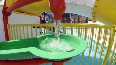 Yunanistan 'ın Girit kentindeki Aqua parkında su kaydırağından aşağı akıyor