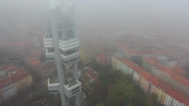 Widok z powietrza na przylądek miejski starego miasta Pragi, z wieloma dachami, kościołami i punktem orientacyjnym Tower Park Praha. — Wideo stockowe