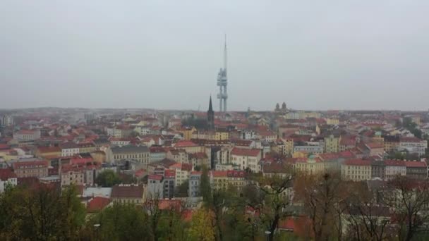 Vista aérea da paisagem urbana da cidade velha de Praga, com muitos telhados, igrejas e o marco do Tower Park Praha . — Vídeo de Stock