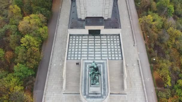 Widok z lotu ptaka Pomnik Narodowy na wzgórzu Vitkov - Muzeum Narodowej Wojny i Historii, Praga, Czechy — Wideo stockowe