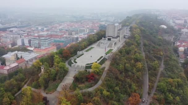 Luchtfoto van Nationaal Monument op Vitkov Hill - Nationaal oorlogsmonument en historisch museum, Praag, Tsjechië — Stockvideo