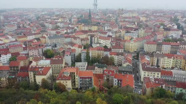 Widok z powietrza na przylądek miejski starego miasta Pragi, z wieloma dachami, kościołami i punktem orientacyjnym Tower Park Praha. — Wideo stockowe