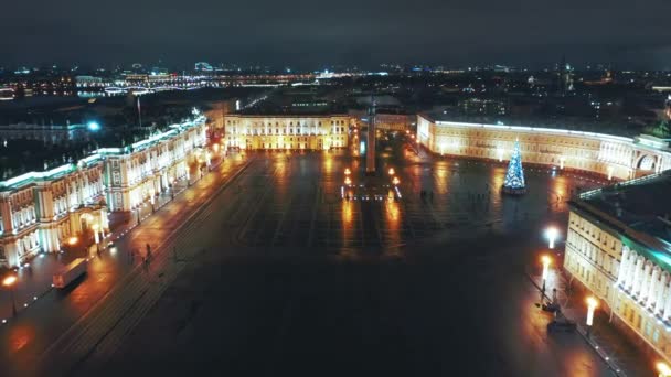 Vista aérea a la plaza del Palacio con el Palacio de Invierno y la Columna Alejandro en el fondo, San Petersburgo, Rusia — Vídeo de stock