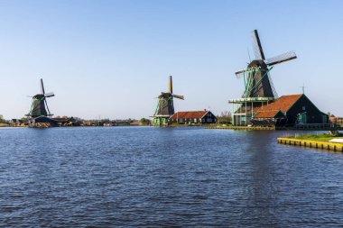 Hollanda 'nın kırsal kesimindeki eski bir Alman yel değirmeninin hava manzarası. Bir hendek, kanallar, köprü ve tarlalar..