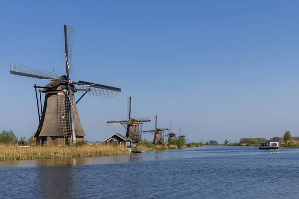 Αεροφωτογραφία παλαιού ολλανδικού παραδοσιακού ανεμόμυλου στην ύπαιθρο της Ολλανδίας με ανάχωμα, κανάλια, γέφυρα και χωράφια. — Φωτογραφία Αρχείου