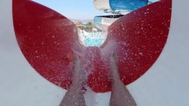 Adam su parkında eğleniyor. Çekimden yavaş çekimde aşağı kayıyor. Onun, Girit 'in ve Yunanistan' ın etrafında çok fazla sıçrama var.