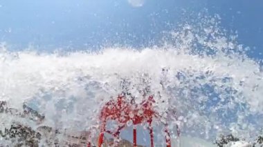 Su parkındaki slaytlara yavaş çekimde su püskürtme spreyi. Aqua Park geçmişi, Girit, Yunanistan