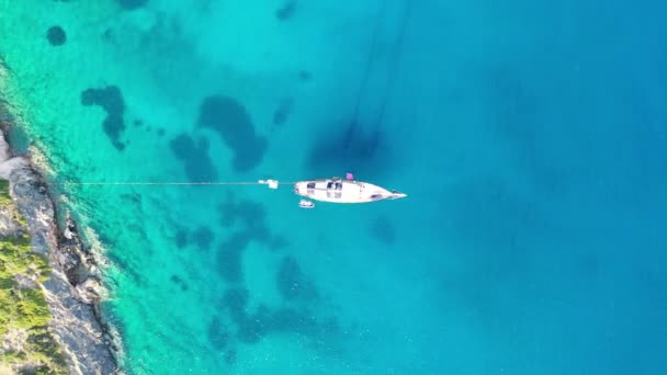Vue aérienne d'un yaht amarré près de l'île de Spinalonga, Crète, Grèce — Video