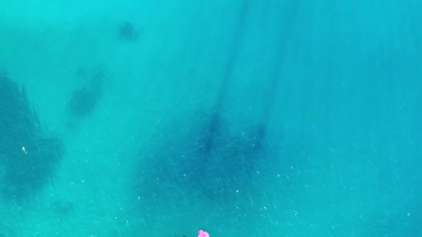 Вид с воздуха на яхту, пришвартованную недалеко от острова Спиналонга, Крит, Греция — стоковое видео