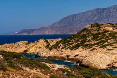 Yunanistan 'ın Girit adasındaki dağın tepesinden deniz ve adaların panoramik görüntüsü.