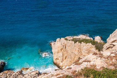 Yunanistan 'ın Girit adasındaki dağın tepesinden deniz ve adaların panoramik görüntüsü.