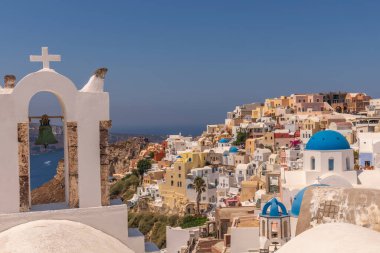 Oia köyündeki Santorini Kilisesi Çanları Ege Denizi, Santorini, Yunanistan