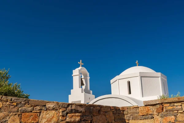 希腊圣托里尼岛上奥亚卡尔德拉岛上的蓝色穹顶教堂. — 图库照片