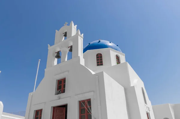 Οι καμπάνες της εκκλησίας της Σαντορίνης στο χωριό της Οίας έχουν θέα στο Αιγαίο Πέλαγος, Σαντορίνη, Ελλάδα — Φωτογραφία Αρχείου