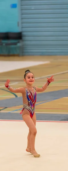 Портрет молодої гімнастки. Портрет 7-річної дівчинки на змаганнях з художньої гімнастики — стокове фото