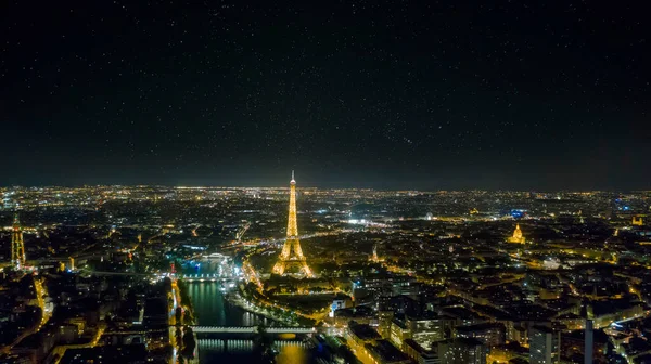 Luchtfoto van de Eiffeltoren in Parijs tijdens de zomernacht in de Franse hoofdstad — Stockfoto