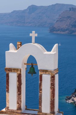 Oia köyündeki Santorini Kilisesi Çanları Ege Denizi, Santorini, Yunanistan