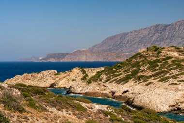 Yunanistan 'ın Girit adasındaki dağın tepesinden deniz ve adaların panoramik görüntüsü.