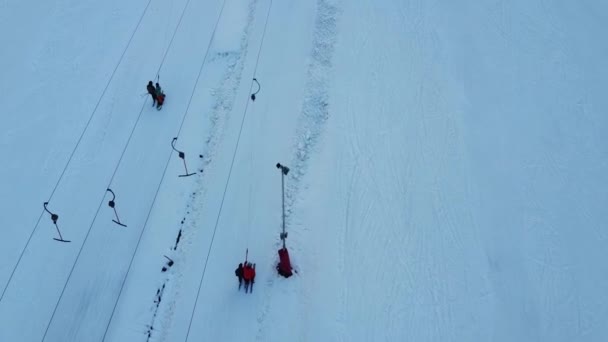 Vista aérea do esqui downhill na estância de esqui local. Elevador de esqui. Rússia, Leningrdaskaya oblast, aldeia Korobitsyno perto de São Petersburgo . — Vídeo de Stock