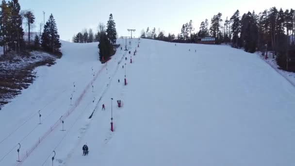 Vue aérienne du ski alpin à la station de ski locale. Téléski. Russie, Leningrdaskaya, village Korobitsyno près de Saint-Pétersbourg . — Video