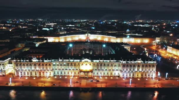 Vista aérea del Palacio de Invierno o Ermita desde el Palacio Embankment con la plaza del Palacio en el fondo, San Petersburgo, Rusia — Vídeo de stock