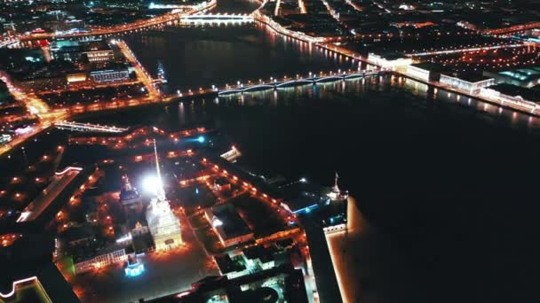 Luchtfoto van de Neva rivier met Peter en Paul Fort op de achtergrond, Sint Petersburg, Rusland — Stockvideo