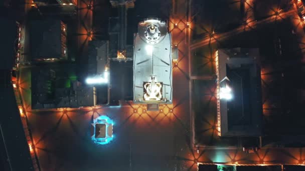 Vista aérea de la torre de la fortaleza de Pedro y Pablo con una cruz de oro y un ángel, San Petersburgo, Rusia — Vídeo de stock