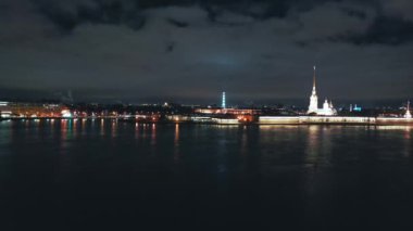 Arka planda Peter ve Paul Kalesi 'nin bulunduğu Neva nehrinin havadan görünüşü, St Petersburg, Rusya