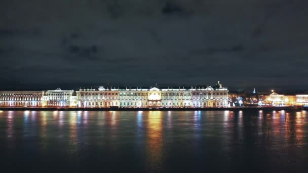 Widok z lotu ptaka na pałac zimowy lub pustelnię z wału pałacowego, Petersburg, Rosja — Wideo stockowe