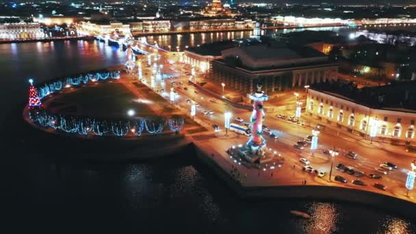 Vista aérea de la Antigua Bolsa de San Petersburgo y Columnas Rostrales, San Petersburgo, Rusia — Vídeo de stock