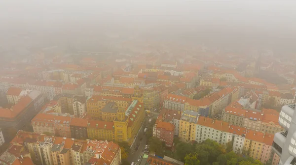 Prag 'ın kırmızı çatıları ve Prag' ın tarihi eski kasabasının düzinelerce kulesi. Puslu ve sisli bir günde Prag şehri manzarası. Kırmızı çatılar, kuleler ve arka plandaki eski şehir. Prag, Praha, Çek. — Stok fotoğraf