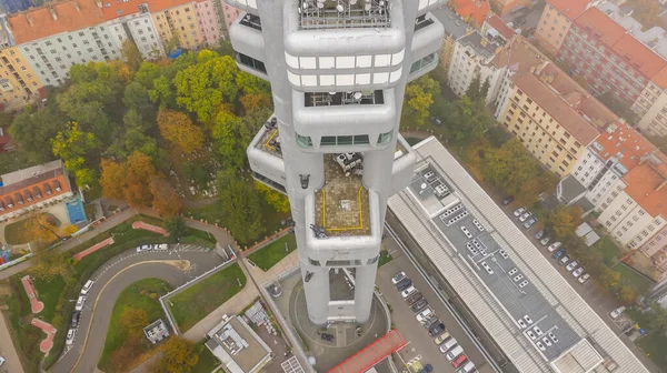 Prag 'ın eski kentinin havadan görünüşü, çatıları, kiliseleri ve Praha Kulesi' nin simgesi.. — Stok fotoğraf