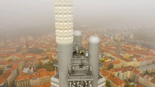 Luftaufnahme des Stadtbildes der Prager Altstadt mit vielen Dächern, Kirchen und dem Wahrzeichen des Turmparks Praha. — Stockfoto