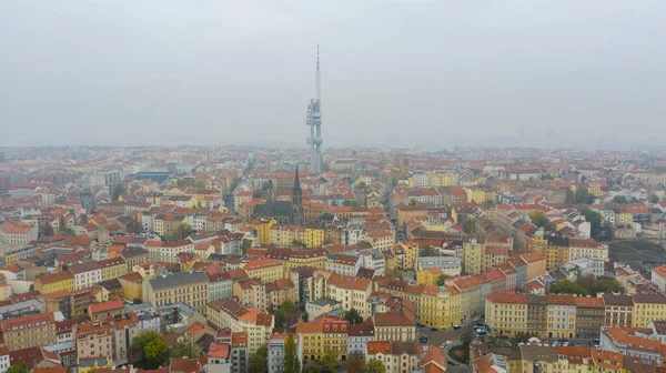 Prag 'ın eski kentinin havadan görünüşü, çatıları, kiliseleri ve Praha Kulesi' nin simgesi.. — Stok fotoğraf