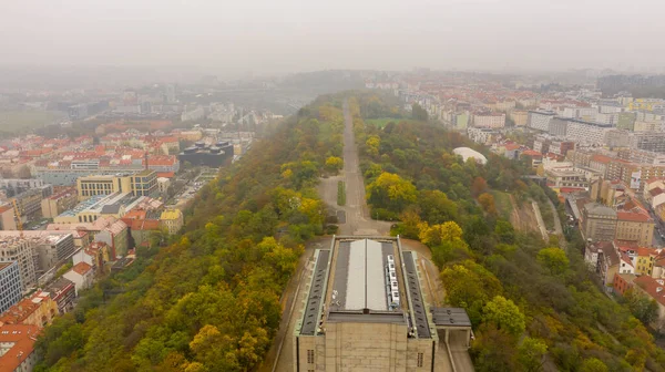 Вид з повітря на гору Вітков - Національний військовий меморіал і історичний музей, Прага, Чехія — стокове фото