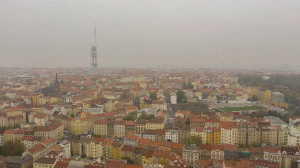 Prag 'ın eski kentinin havadan görünüşü, çatıları, kiliseleri ve Praha Kulesi' nin simgesi.. — Stok fotoğraf