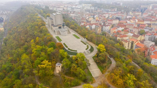 Vue aérienne du monument national sur la colline Vitkov - Mémorial national de guerre et musée d'histoire, Prague, République tchèque Photos De Stock Libres De Droits