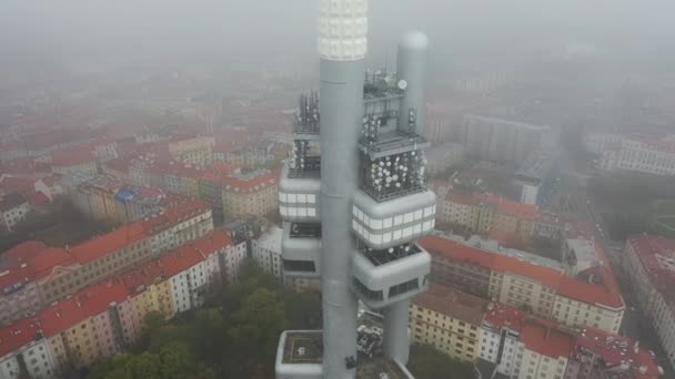 Widok z powietrza na przylądek miejski starego miasta Pragi, z wieloma dachami, kościołami i punktem orientacyjnym Tower Park Praha. — Wideo stockowe