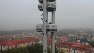 Prag 'ın eski kentinin havadan görünüşü, çatıları, kiliseleri ve Praha Kulesi' nin simgesi..